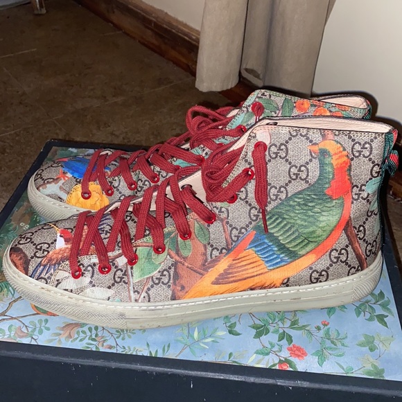 High top Gucci Shoes with Colorful Birds Printed and a metal tiger on the tongue - Picture 4 of 13
